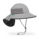 Crianças brincam de chapéu